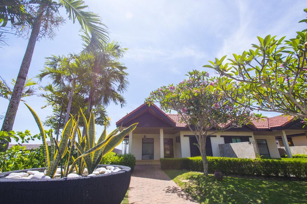 Sabah Beach Villas & Suites Кота-Кінабалу Екстер'єр фото